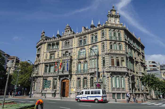 Vizcaya - Bilbao - plaza Moyua 4 - palacio de Chavarri.jpg